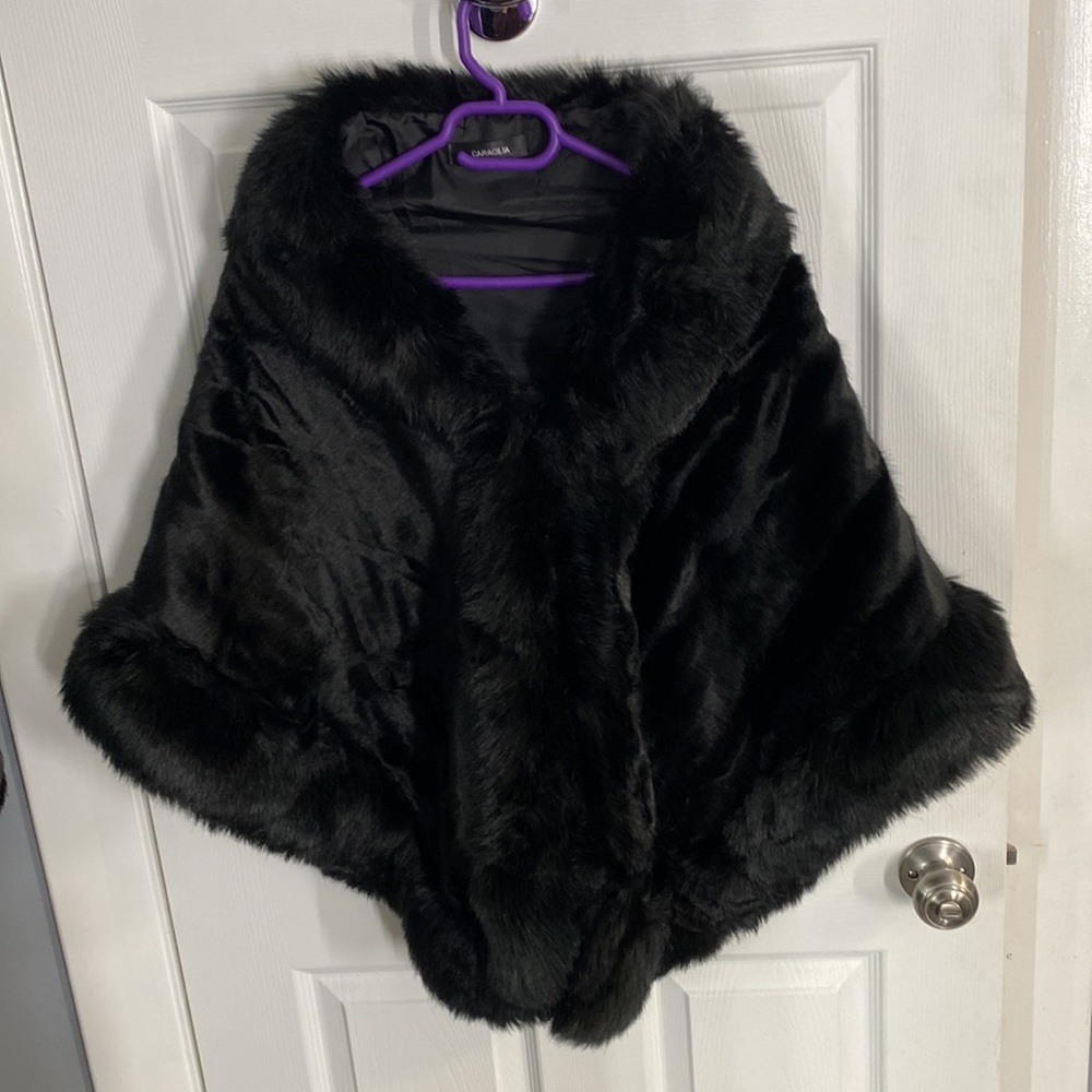 Black Fake fur wrap. One size. ALL OFFERS CONSIDERED. Great for weddings/galas